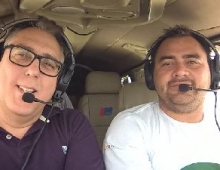 Imagem E o cliente foi buscar o palestrante com avião particular